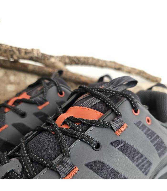 detalle puntera reforzada ycordones técnica Cenote Chiruca color negro
