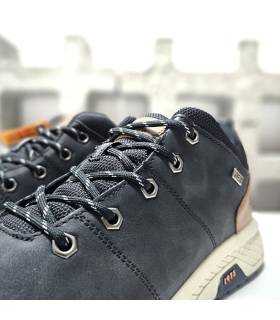 detalle de cierre de cordones en botines negros de Dockers