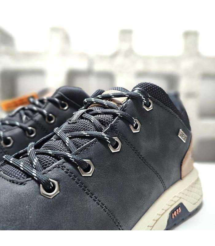 detalle de cierre de cordones en botines negros de Dockers
