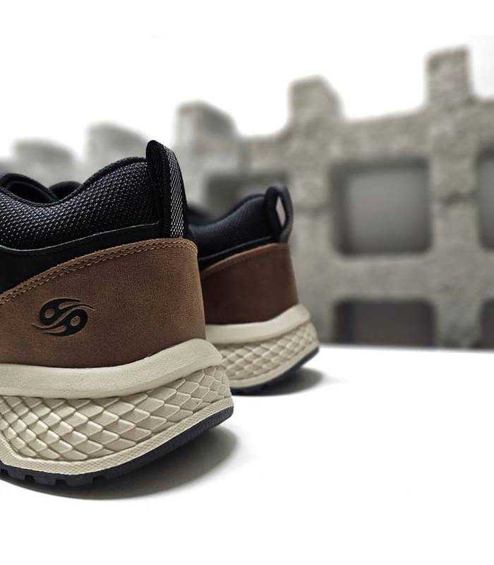 Detalle del refuerzo en el talón del botón Dockers marrón para hombre en botines negros
