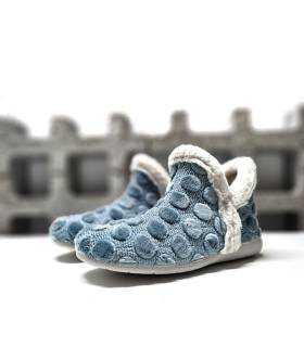 perfil lateral botas casa mujer azul