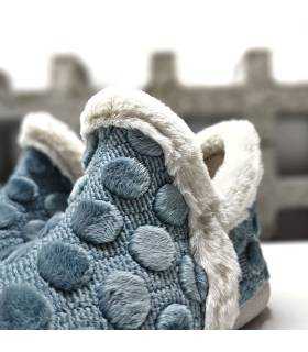 detalle relieve zapatillas casa mujer botas