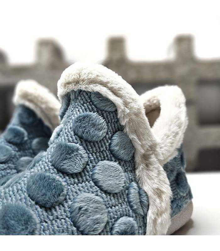 detalle relieve zapatillas casa mujer botas