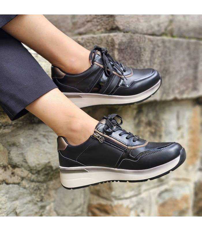 Zapatos deportivos de mujer en piel negra con cierre de cramallera y cordon para invierno de treintas puestos