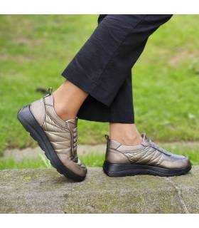 mujer posando con los zapatos ligeros dorados de Vicmart para invierno puestos