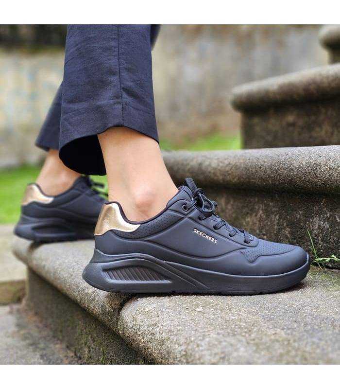 deportivas nehras de Skechers para mujer de invierno modelo Shimmer puestas