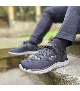 vista lateral de las zapatillas deportivas negras para hombre puestas modelo Track Broader de Skechers