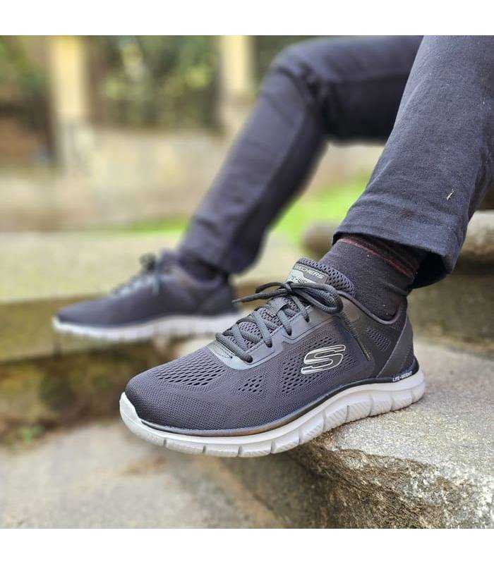 vista lateral de las zapatillas deportivas negras para hombre puestas modelo Track Broader de Skechers