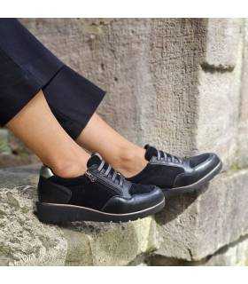 zapatos de mujer negros de Treintas puestos con coerre de cremallera y cuña media