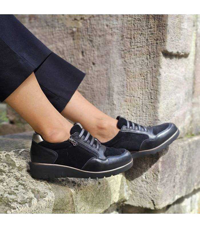 zapatos de mujer negros de Treintas puestos con coerre de cremallera y cuña media