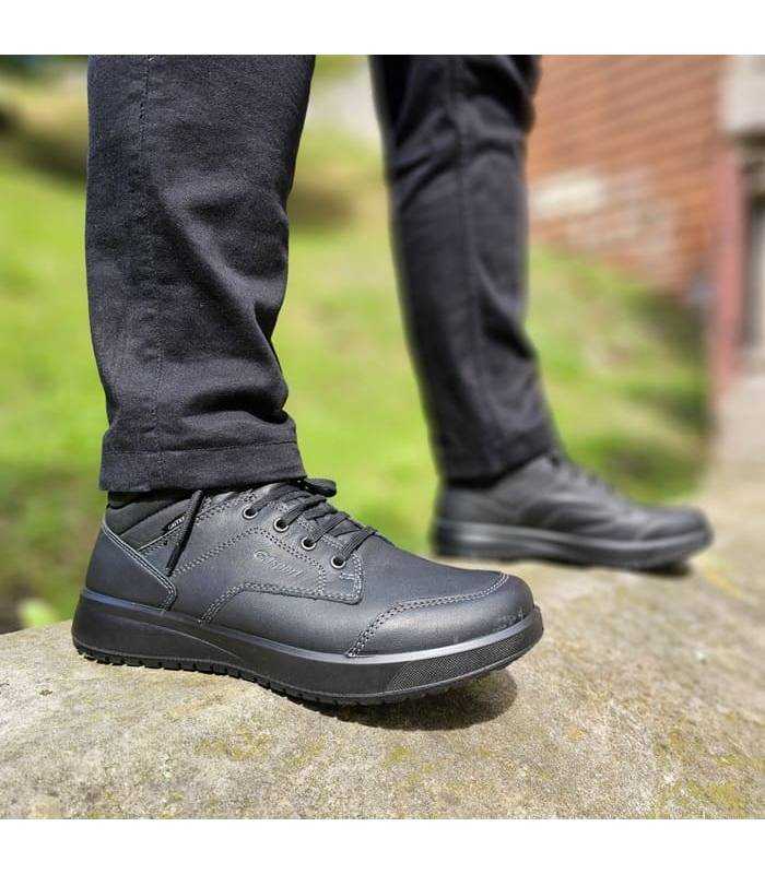 hombre posando con las botas de piel negras impermeables de Grisport
