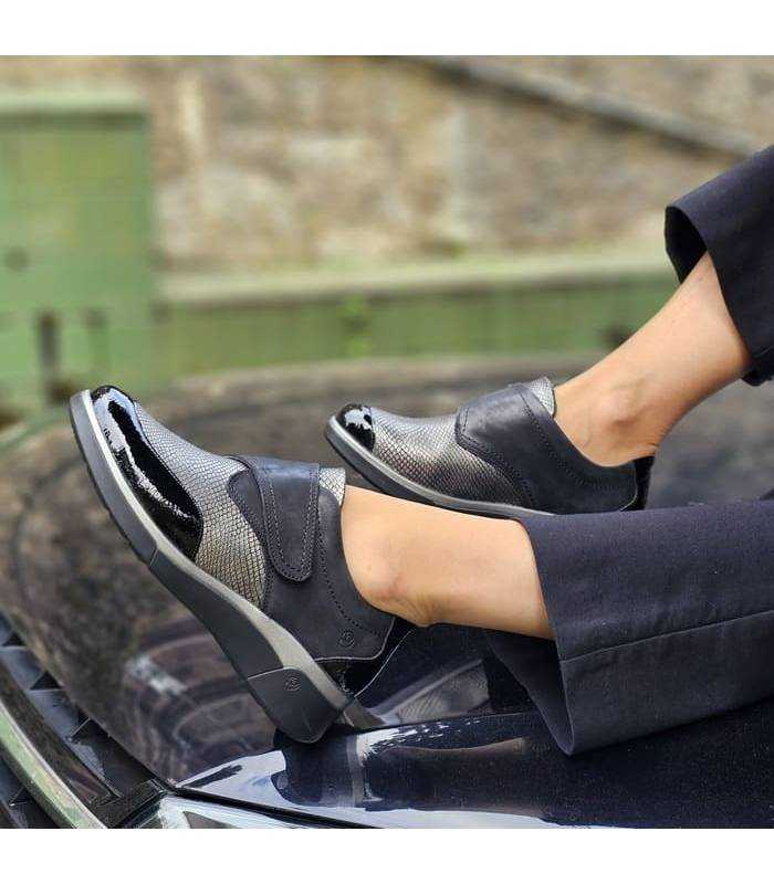 zapatos negros de invierno para mujer fabricados por Suave by Leyland puestos