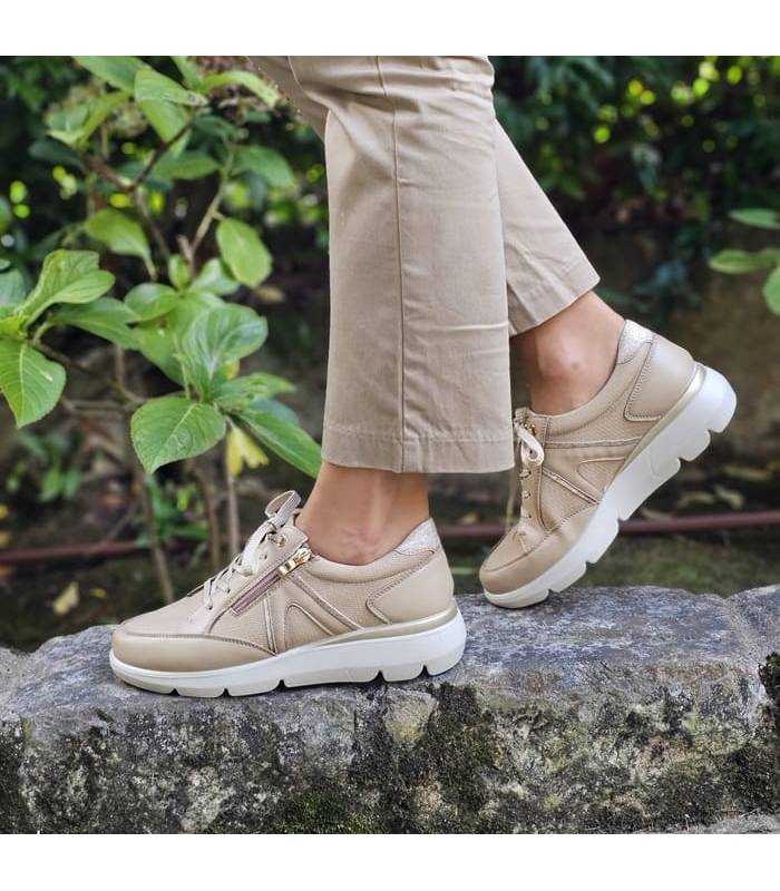 zapatos deportivos ligeros con cordones y cremallera de Vicamrt puestos