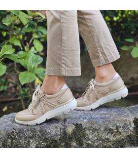 modelo luciendo con pantalon beige los zapatos deportivos ligeros con cremallera de vicmart