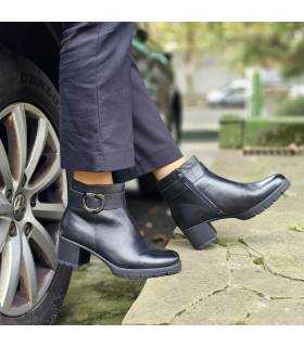 botines de piel negros comodos para mujer fabricados por Treintas en España puestos