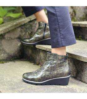 Botines de piel grabada verdes de mujer fabricados por DChicas puestos