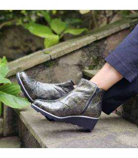 Botines de piel grabada verdes de mujer fabricados por DChicas puestos
