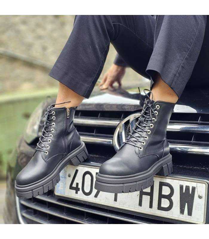 botas militares de piel negras para mujer fabricadas por Yumas puestas