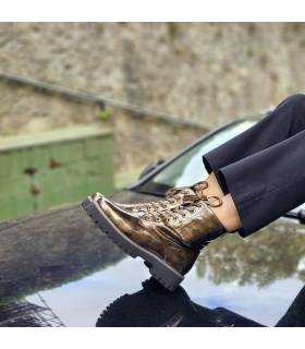 botas de mujer de estilo militar de Charol marrones fabricadas por Treintas en España puestas