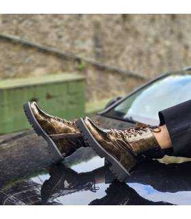 botas de mujer de estilo militar de Charol marrones fabricadas por Treintas en España puestas sobre un coche