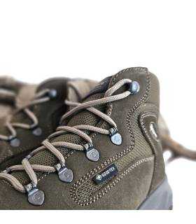 Detalle cordones beige y ojales metálicos botas Chiruca Gore-Tex