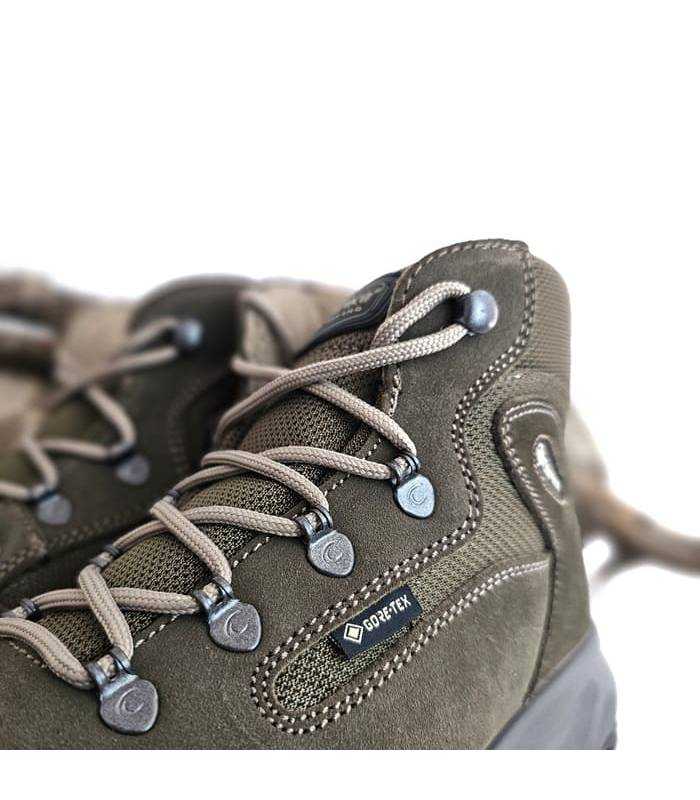Detalle cordones beige y ojales metálicos botas Chiruca Gore-Tex