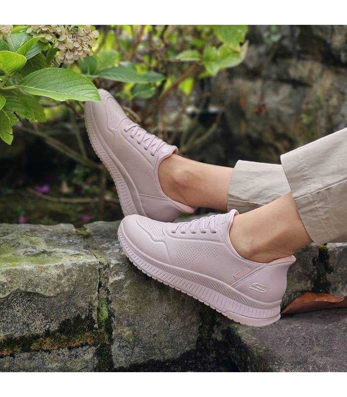 zapatillas mujer de Skechers rosa palo puestas en modelo