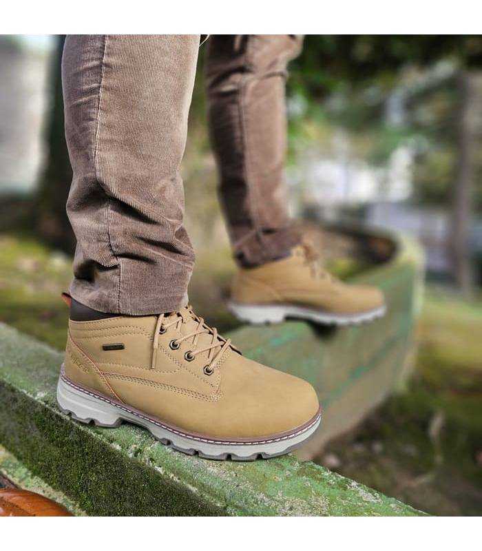 hombre posando con las botas camel modelo Chasta de jhayber puestas