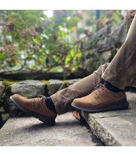 hombre con los zapatos impermeables de piel fabricados por Cardozo