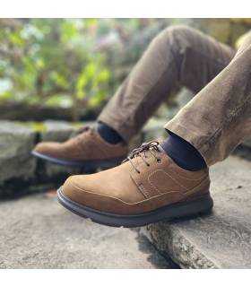 zapatos de piel con cordones impermeables para hombre puestos