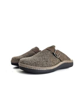 Medio perfil de zapatillas marrones: Lana prensada de alta calidad y hebilla en el empine para un ajuste perfecto.