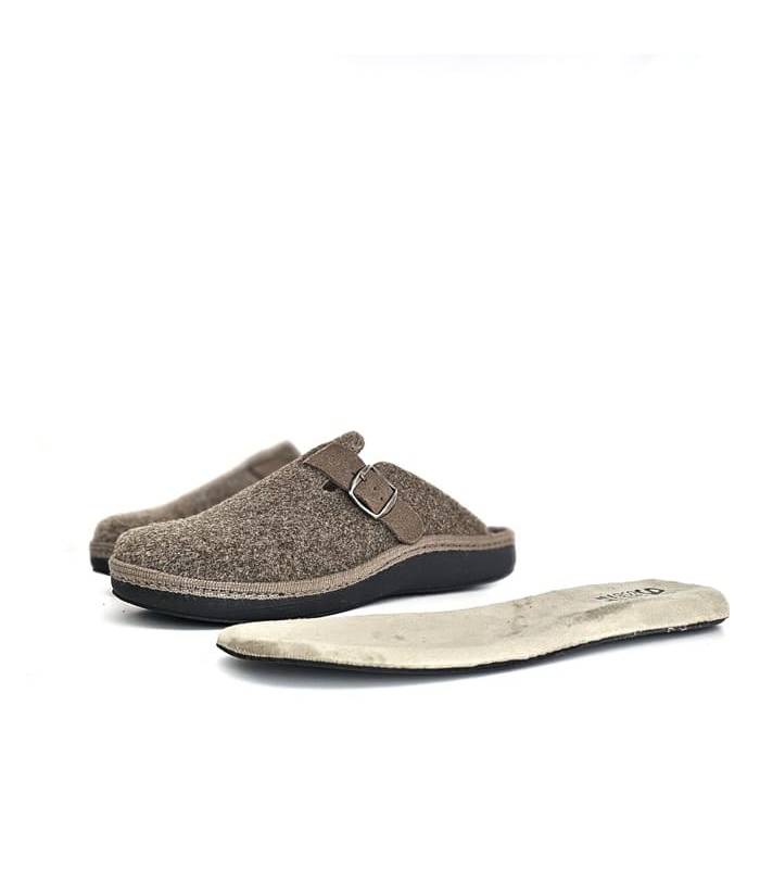 zapatillas de casa marrones de Salvi para hombre junto a la plnatilla extraida