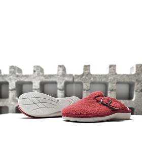 Piso de cuacho antideslizante en zapatillas casa Teddy de Salvi confort color cereza
