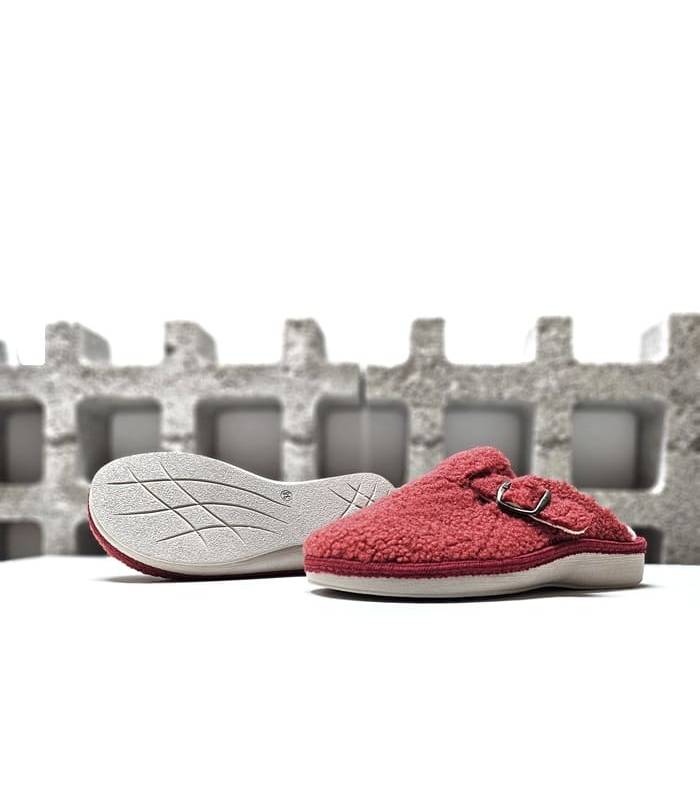 Piso de cuacho antideslizante en zapatillas casa Teddy de Salvi confort color cereza