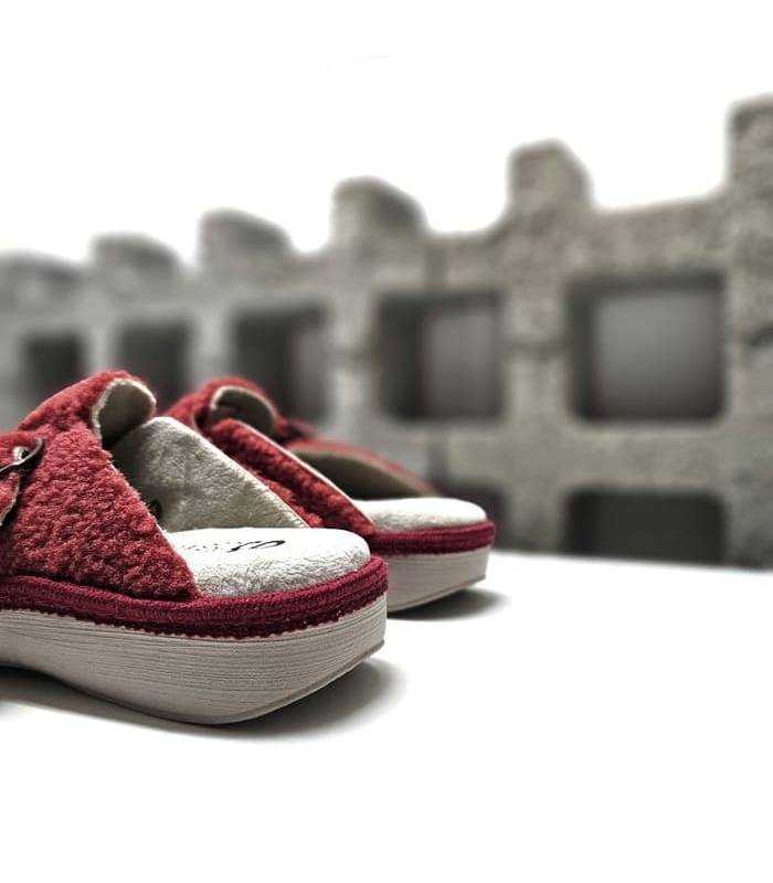 Forro textil suave - Cuida tus pies en casa con las zapatillas de invierno descalzas color cereza