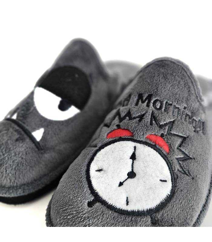 Detalle bordado reloj zapatillas casa hombre Cabrera