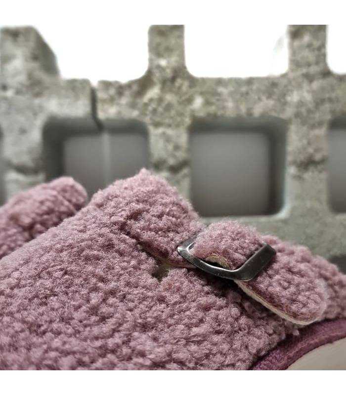 detalle del tejido calentito de las zapatillas descalzas atras de Salvi confort para invierno de color lila