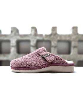 viat de perfil de la zapatilla zueco con hebilla lateral de Salvi confort color lila