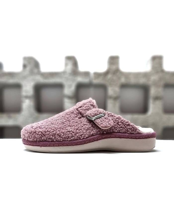 viat de perfil de la zapatilla zueco con hebilla lateral de Salvi confort color lila