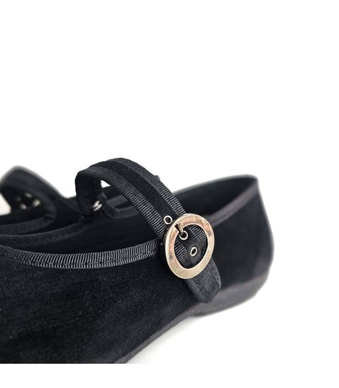 detalle hebilla zapatillas casa mujer Mercedes Cabrera