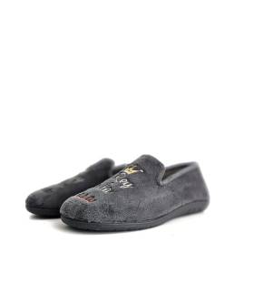 Zapatillas casa hombre divertidas Cabrera El Rey de la Casa gris vista diagonal