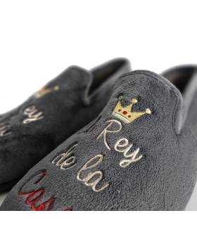 Bordado corona zapatillas casa hombre divertidas Cabrera El Rey de la Casa