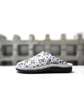 perfil lateral zapatillas casa mujer dálmatas