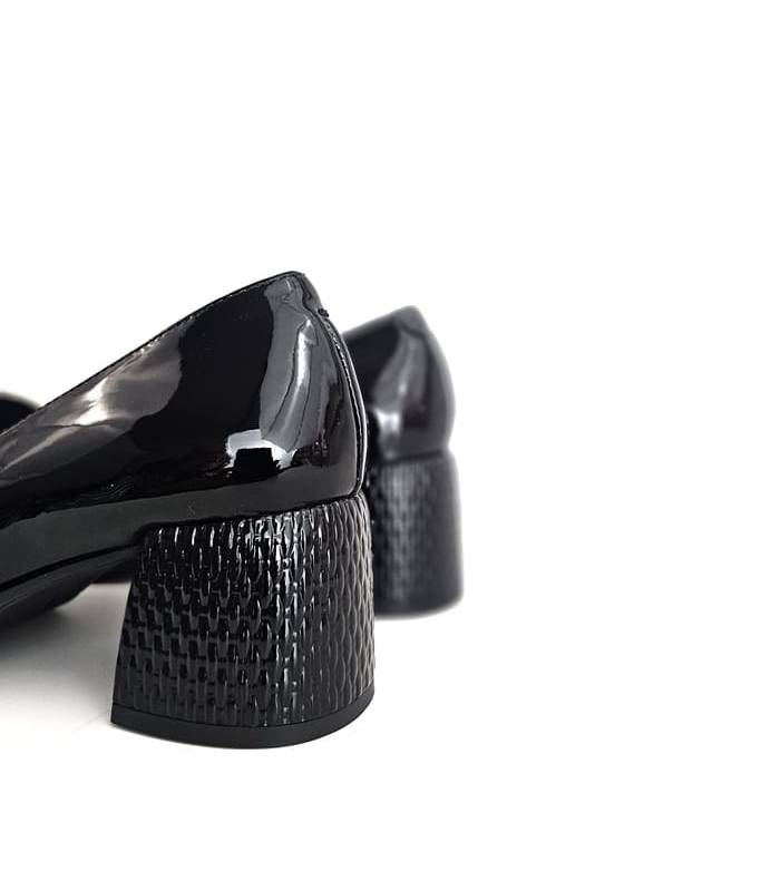 mocasines negros mujer charol tacón grabado