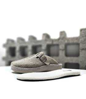 onalntilla extraida junto a la zapatilla, zueco beige de mujer fabricada por Salvi