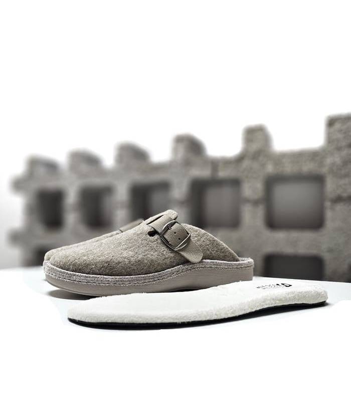 onalntilla extraida junto a la zapatilla, zueco beige de mujer fabricada por Salvi