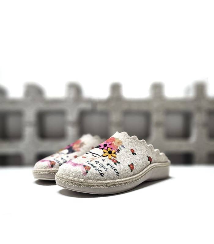 Zapatillas invierno mujer Frida Salvi descalzas vista diagonal