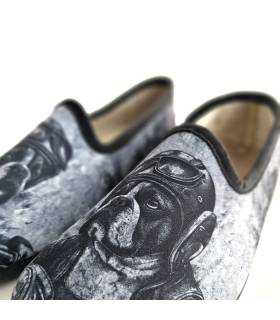Detalle estampado perro motorista zapatillas Pelusin
