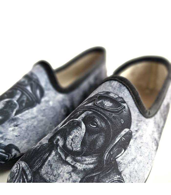 Detalle estampado perro motorista zapatillas Pelusin
