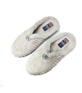 zapatillas de casa en tejido de pana beige descalzas atras, vista desde arriba